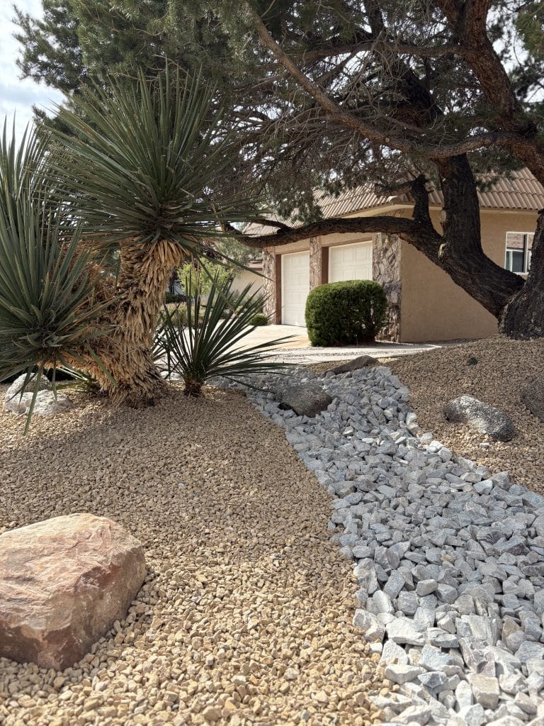 Albuquerque landscape project with mixed stone and gravel design